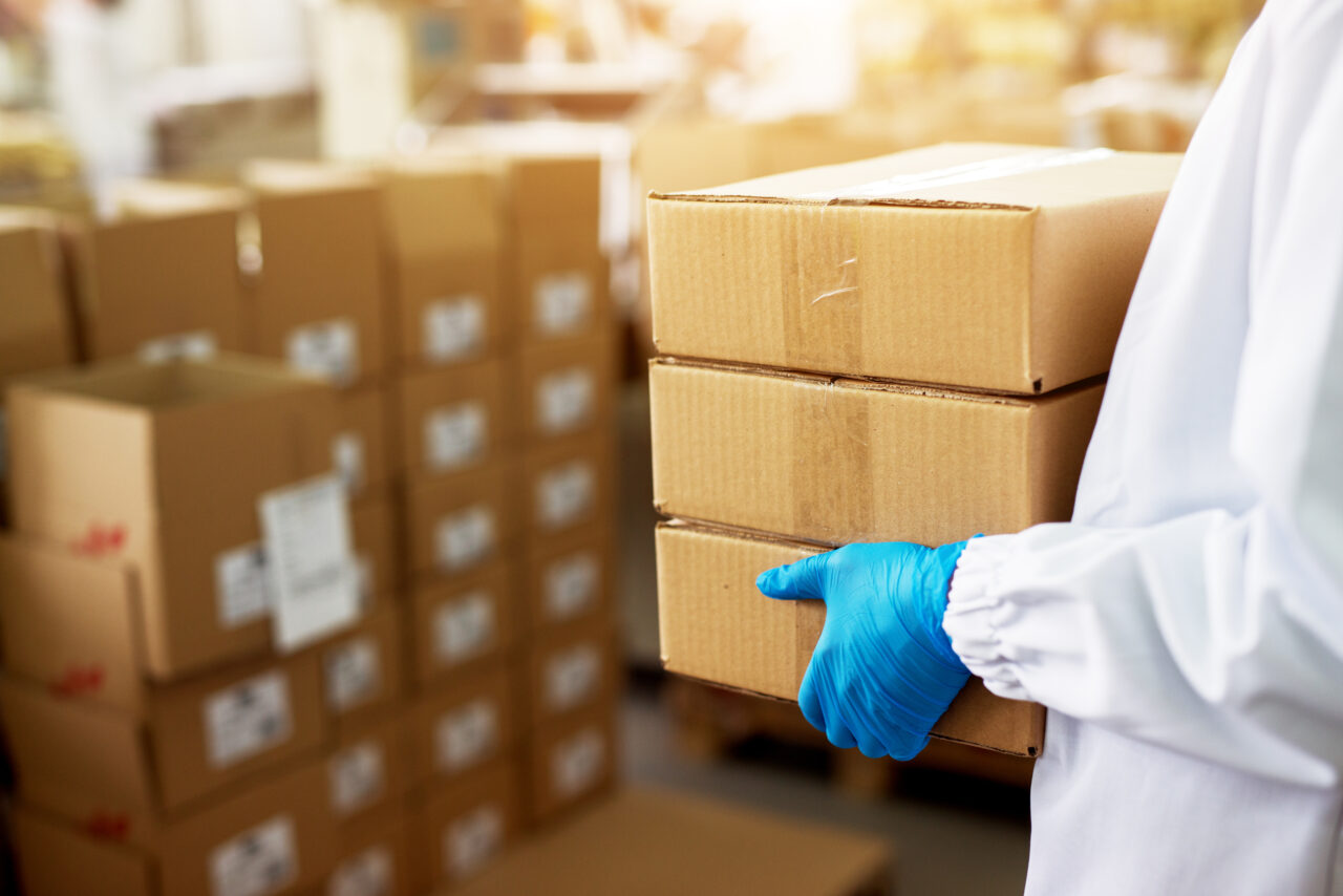 Transport de matériel médical par Care 4 U Logistics : manutention de colis sous gants stériles en entrepôt logistique